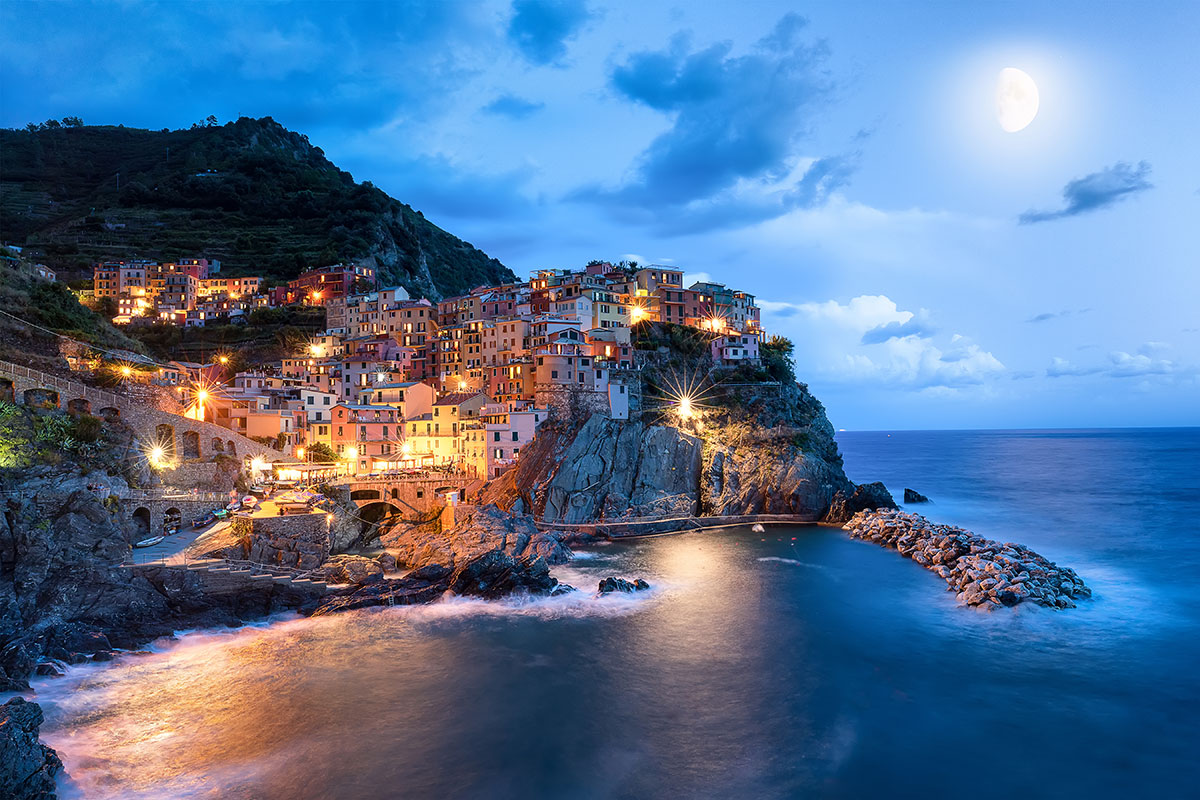 blue moon and manarola village at night cinque te 2022 12 23 04 53 00 utc