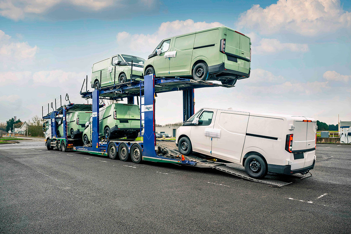 2502 Farizon Vans unload